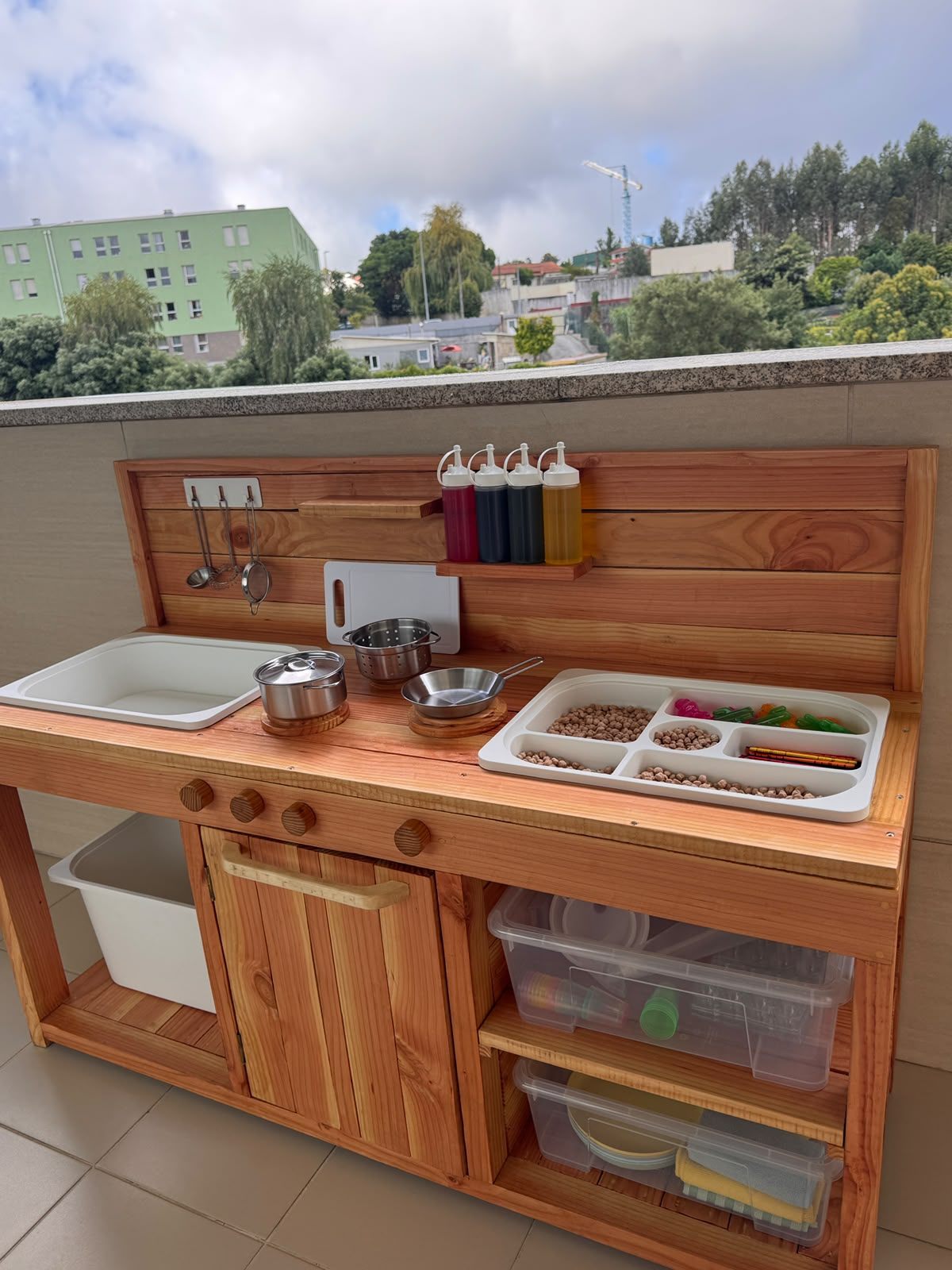 Cozinha de lama na varanda, bancada equipada