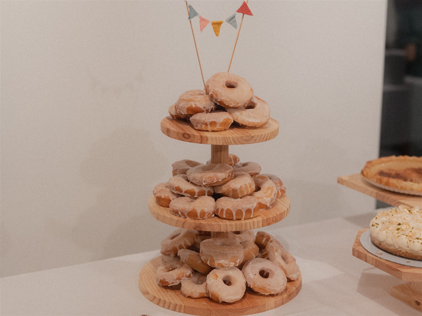 A torre de três andares foi o "bolo" dos noivos: andares de donuts e bandeirinhas no topo.